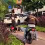Pengendara Motor Terobos Trotoar Langsung Ciut usai Dihadang Dua Pemuda, Auto Kabur!