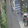 Seorang Pria Terekam CCTV saat Nyolong Sajadah dan Alat Tulis Siswa TPA di Masjid Al-Furqon Slipi