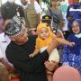 Lihat Kondisi Banjir di Kudus, Gubernur Ganjar Bagikan Mainan pada Anak-anak
