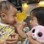 Mirip Anak Kembar, Ini 10 Potret Aruni dan Rayyanza, Cucu Rieta Amilia yang Makin Menggemaskan