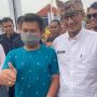 Identitas Pemuda yang Minta Difotoin Bupati Jembrana Demi Bersanding Dengan Sandiaga Uno
