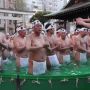 Ritual Tahun Baru di Kuil Jepang: Berendam Air Es Memohon Kesehatan dan Sucikan Raga