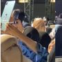 Bikin Salfok, Penonton Ini Rekam Konser Pakai iPad