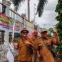 Kades Demo Minta Perpanjangan Masa Jabatan, Spanduk Tuntutan Penuhi Gerbang DPR