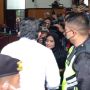 Duh! Fans Sambo Berulah Lagi  Tolak Diamankan Polwan: Aku Sayang Pak Sambo, Bu!