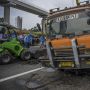 Truk Bermuatan Batu Bara Kecelakaan di Tol Dalam Kota, Dua Sopir Terluka