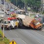 Brakkk! Tronton Vs Truk Traktor Kecelakaan Di Tol Dalam Kota Depan Gedung Kemenaker