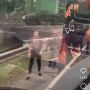 Arogan! Aksi Koboi Pengemudi Mercy Pelat RFS Todongkan Pistol Saat Terlibat Keributan di Jalan Tol