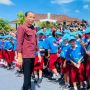'Sekali-sekali Warna Lain, Bagus Kan?' Jokowi Pilih Kemeja Merah Marun Saat Kunker