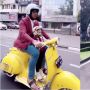 Ridwan Kamil Naik Vespa Kuning Bareng Arkana, Ada Pesan Tersirat?