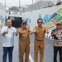 Momen Kocak Peresmian Underpass di Depok, Sandal Jepit Warga Nyangkut Gegara Aspal Masih Basah