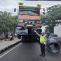 Truk Tronton Tiba-tiba Standing! Barang Berhamburan Bikin Macet Jalan Daan Mogot