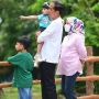 Liburan Imlek, Lucunya Jan Ethes dan La Lembah Digendong Jokowi Keliling Solo Safari