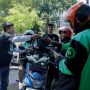 Kowarteg Indonesia Berbagi Paket Nasi untuk Warga Hingga Ojol di Kabupaten Bandung