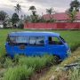 Angdes Masuk Sawah di Agam Usai Terperosok Lubang Jalan, Sopir dan Seorang Pelajar Luka