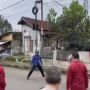 Banyak Gaya! Aksi Preman Pemalak Alfamart Pamer Jurus Silat saat Dikepung Polisi Malah Bikin Ngakak