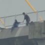 Ngambek Sama Pacar, Aksi Cewek Hijab Ancam Loncat di Jembatan Tuai Kecaman: Beban Tim SAR!