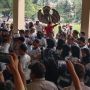 Buntut Dekan Disomasi, Ratusan Masa dari FKOR UNS Gelar Aksi di Depan Rektorat