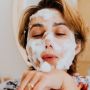 9 Kebiasaan Buruk yang Merusak Kulit, Jangan Sembarangan Pakai Skincare!