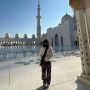 8 Potret Jennie BLACKPINK di Abu Dhabi, Rela Tutup Aurat saat Mengunjungi Sebuah Mesjid