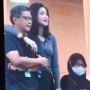Ternyata Ini Wanita Cantik yang Rangkul Rocky Gerung saat Konser Dewa 19