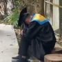 Wisudawan Nangis Menyendiri gegara Tak Ada Keluarga yang Mendampingi