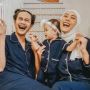 Intip Keseruan Yoga Arizona dan Istri Memandikan Sang Putri, Netizen: Ngakak Banget