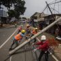 Gegara Angin Kencang, Tiang Listrik dan Pohon Tumbang di Cilodong Depok