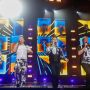 Konser Westlife di Stadion Madya, 'Ancaman' Nicky Byrne hingga Lautan Jas Hujan Putih di Lagu You Rise Me Up