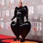 Aksi Kocak TikTokers Tiru Gaya Nyentrik Sam Smith di Brit Awards 2023, Niat Banget Bikin Baju dari Plastik Sampah