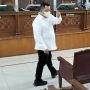 Hadapi Sidang Vonis di Hari Valentine, Kuat Maruf Pamer Love Sign Saranghaeyo di Depan Ortu Yosua