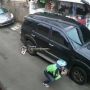 Pencuri Berjaket Ojol Sat-set Nyolong Sepasang Spion Fortuner di Kebon Jeruk