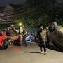 Dua Mobil Terlibat Adu Banteng di Kemang Utara, As Roda Depan Patah hingga Terguling