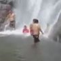 Ngeri! Detik-detik Wisatawan Tertimpa Longsor saat Mandi di Bawah Air Terjun Sedudo