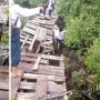 Anak SMP Susah Payah Lewat Jembatan Rusak di Indragiri Hilir, Pejabat Daerah Dicolek