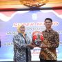 Jelang Musim Moto3 GP Tahun 2023, Gubernur Khofifah Terima Helm Motif Batik Sarangan dari Super Mario