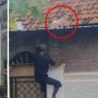 Penyelamatan Dramatis Bayi Merangkak di Atap Rumah, Ada yang Ragukan Keaslian Video