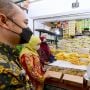 Didampingi Khofifah, Jokowi Cek Harga Beras hingga Telur di Pasar Wonokromo Surabaya