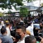 Warga Surabaya Nekat Manjat Pagar Pembatas Jalan Demi Lihat Jokowi: Baru Pertama Kali Ketemu Langsung