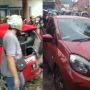Isi BBM Tidak Bayar Lalu Kabur, Mobil Honda Brio Merah di Makassar Hancur Diamuk Warga