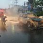 Hujan Lebat, Mobil Honda CRV Hangus Terbakar di Jalan Demang Lebar Daun Palembang