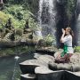 Aura Kasih Jalani Prosesi Melukat di Bali, Supaya Apa Sih?