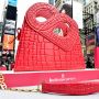 Instalasi Tas Raksasa Buttonscarves Hadir di Tengah Times Square, New York