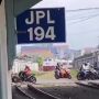 Viral Warga Nekat Nyebrang Perlintasan Meski Kereta Api di Depan Mata, Netizen: Sisi Gelap Cikampek