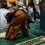 Waduh, Bocah Ini Bawa Barang Tak Terduga saat Shalat Berjamaah di Masjid