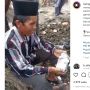 Tega Benar! Jual Kambing, Kakek di Lumajang Ini Dibayar Pakai Gulungan Koran