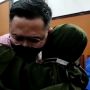 Sambil Menangis, Ibu Dan Istri Peluk Irfan Widyanto Jelang Sidang Vonis Hari Ini