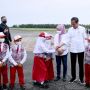Bikin Ngakak, Ada Jokowi Jadi Cover Lagu Cupid di Kartu Ucapan Hardiknas