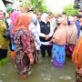 Kunjungi Warga yang Kebanjiran, Gubernur Khofifah Minta Pemprov Jatim dan Pemkab Lamongan Tangani Pintu Air Kuro