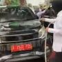 Mensos Risma Pamer Cuci Mobil Dinas, Ternyata Mobilnya Nunggak Pajak!